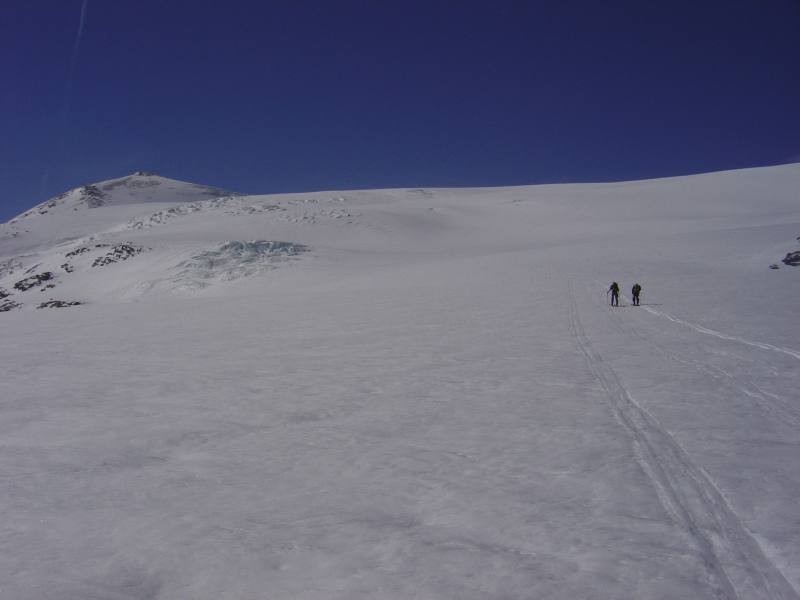 Dome de chasseforêt : Montée par des pentes débonnaires au dôme de Chasseforêt (en haut à gauche de la photo). Le glacier est peu crevassé