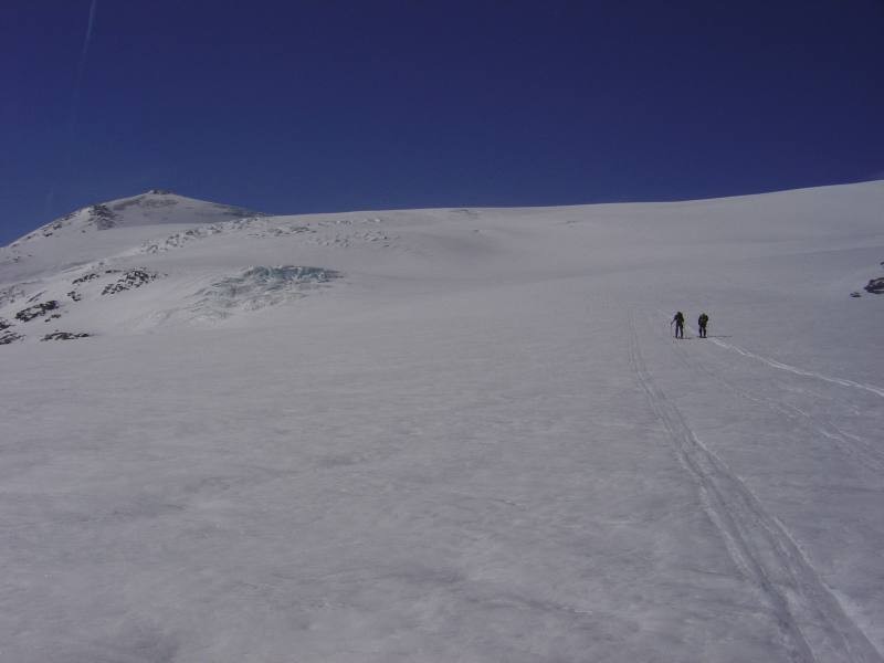 #8 Dome de chasseforêt : Montée par des pentes débonnaires au dôme de Chasseforêt (en haut à gauche de la photo). Le glacier est peu crevassé Dome de chasseforêt : Montée par des pentes débonnaires au dôme de Chasseforêt (en haut à gauche de la photo). Le glacier est peu crevassé