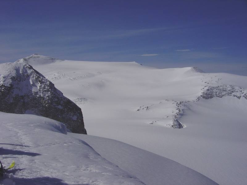 Dome de chasseforêt : Dôme de chasseforêt vu depuis la pointe du dard (au fond à gauche).
Le massif rocheux à gauche de la photo correspond à la pointe Ouest du Mont Pelve et doit être contourné par la droite depuis le col du pelve