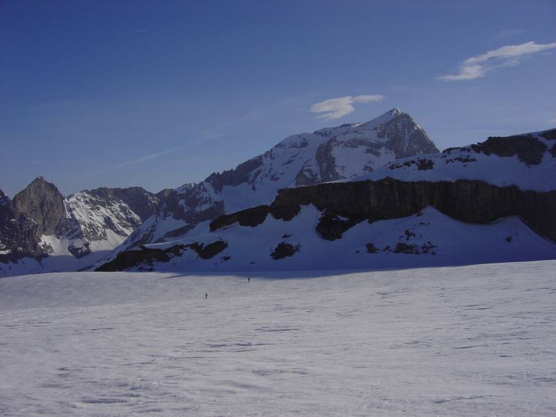 Glacier de la Roche Ferran : Arrivée au glacier de la roche Ferran, derrière on appercoit le bout de la crête de la pointe de la Rechasse à côté de laquelle on vient de passer (le passage se situe à gauche de la photo), et en arrière plan, la Grande 