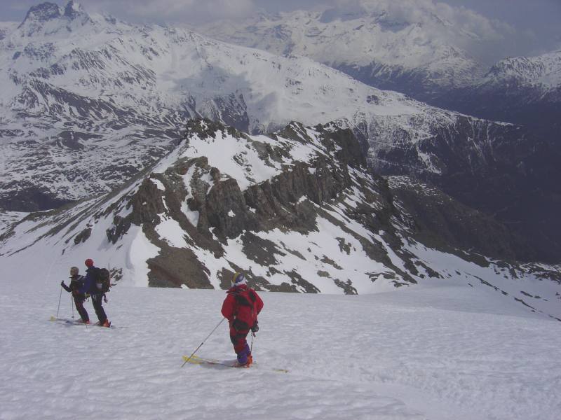 Descente sur l'Arpont : Descente sur le refuge de l'Arpont. Le massif rocheux en contre bas doit être contourné par la gauche pour éviter des barres, bien que le refuge de l'Arpont se situe plutôt dans les pentes à droite de la photo.