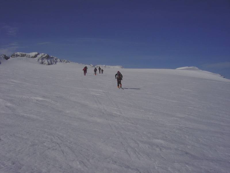 Glacier de Roche Ferran : Le glacier plat et vaste de Roche Ferran. Au fond (de la gauche de la photo jusqu'au milieu de lcelle-ci), la crête du mont Pelve que l'on doit contourner par la droite. Au fond (à droite de la photo), la pointe du dard emer