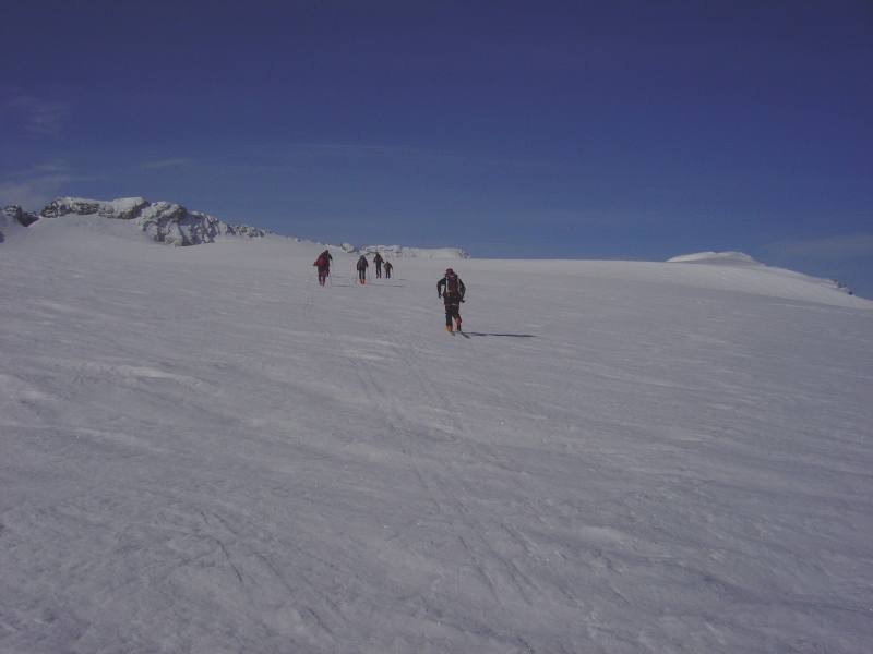 #2 Glacier de Roche Ferran : Le glacier plat et vaste de Roche Ferran. Au fond (de la gauche de la photo jusqu Glacier de Roche Ferran : Le glacier plat et vaste de Roche Ferran. Au fond (de la gauche de la photo jusqu'au milieu de lcelle-ci), la crête du mont Pelve que l'on doit contourner par la droite. Au fond (à droite de la photo), la pointe du dard emer