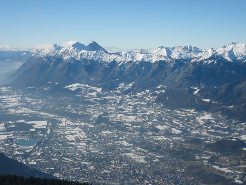 Vue sur la vallée : Vue sur le massif des Bauges et Alberville depuis la stèle du sommet