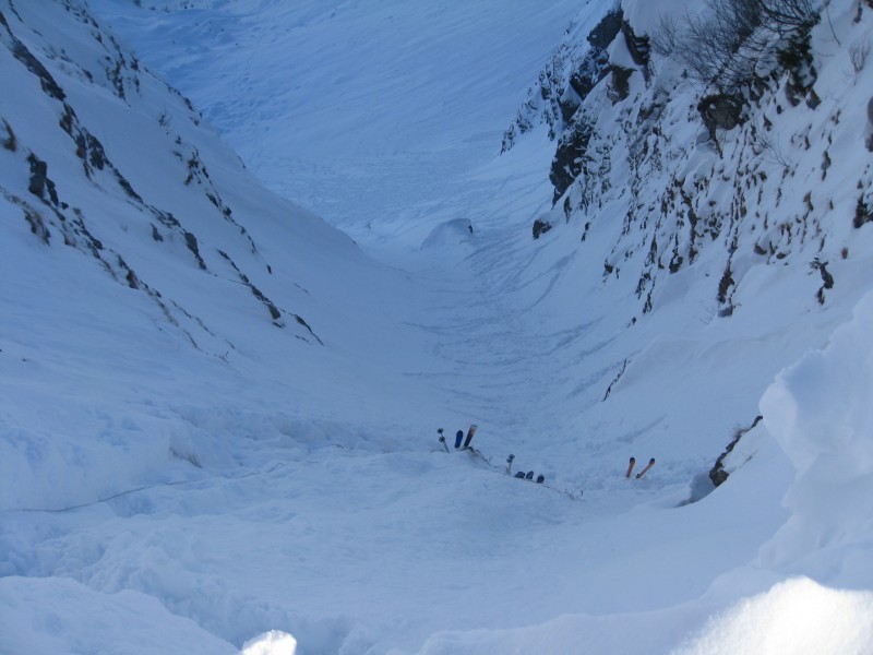 sommet de la fenêtre d'ardans : les skis 20 m en dessous "c'est raide les derniers metres"