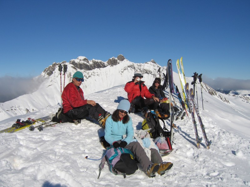 #9 Pointe d Pointe d'Uble : Toute l'équipe avec en arrière plan le Roc d'Enfer et la pointe du Replan à droite