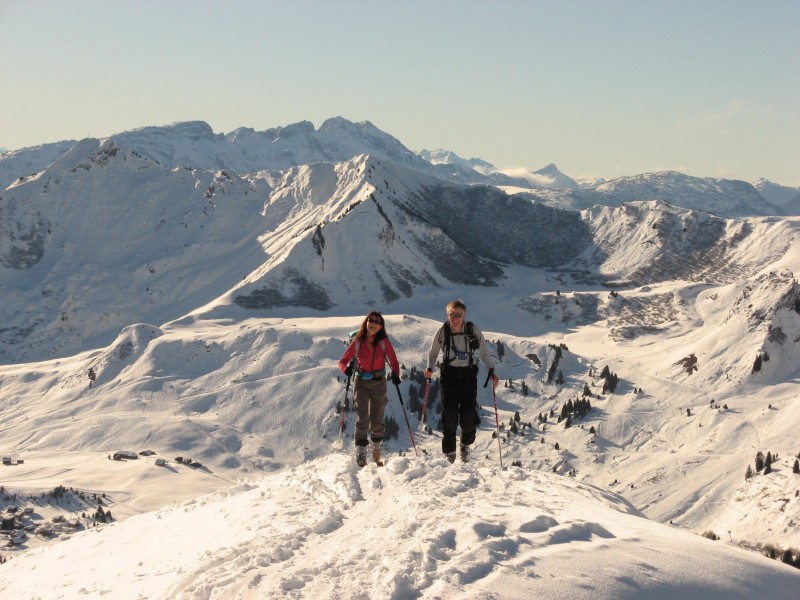 #2 Pointe d Pointe d'Uble : L'arrivée au sommet. Au 1er arrière plan le pic de Marcelly avec sa croix et au second, la chaîne du Bargy et le jallouvre à droite