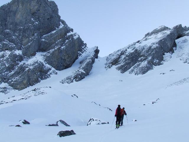 #8 Couloir Tchadar : Le haut du couloir Tchadar par lequel on bascule sur la combe de Tardevant . Couloir Tchadar : Le haut du couloir Tchadar par lequel on bascule sur la combe de Tardevant .