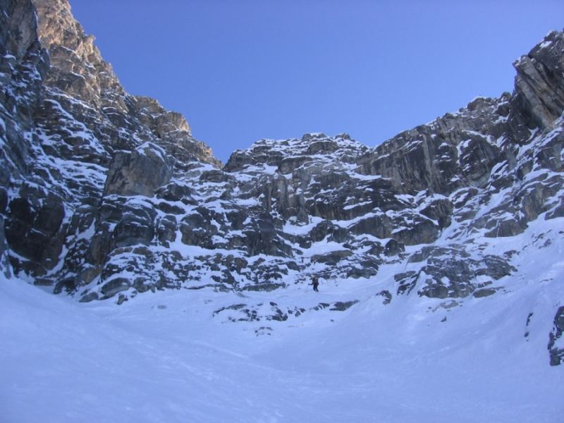 #8 Le ressaut : Le ressaut est à gauche. La traversée dans les vires se fait de droite à gauche, des bandes de neige sont cachées Le ressaut : Le ressaut est à gauche. La traversée dans les vires se fait de droite à gauche, des bandes de neige sont cachées