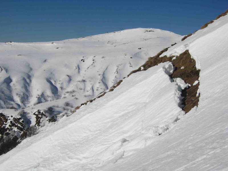 #2 Puy de Sancy : Fissure dans le manteau neigeux en face SO Puy de Sancy : Fissure dans le manteau neigeux en face SO