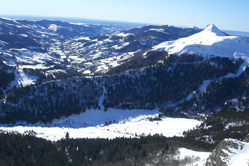 Vue du sommet du Rocher : Au premier plan Font d'Alagnon, plus loin la vallée de la Cère et le Puy Griou.