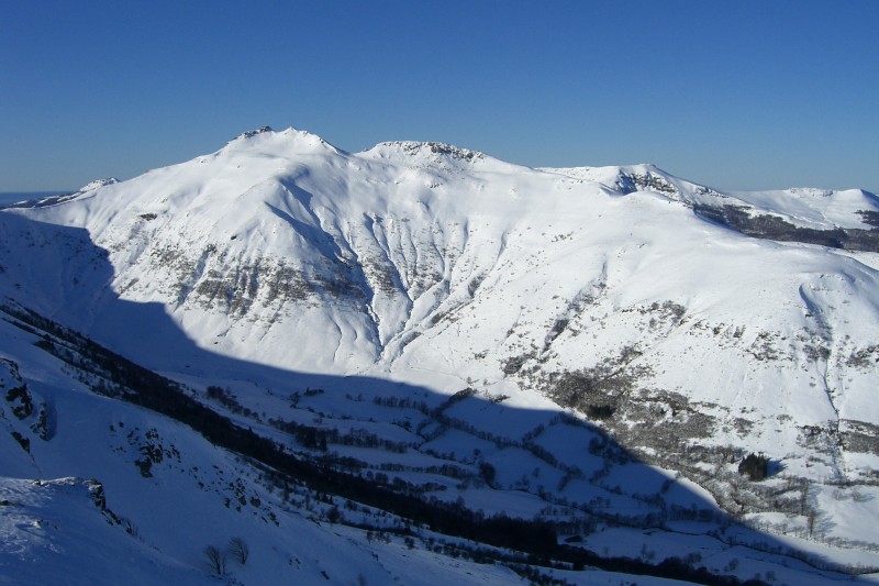 Du sommet du Puy de Sécheuse. : La vallée glaciaire de la Santoire, le Col de Cabre et Peyre Arse.