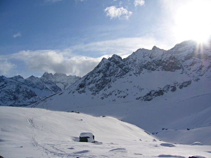 #3 Descente : sous le contrefort du Pigne d Descente : sous le contrefort du Pigne d'Arolla. Le soleil se montre enfin.