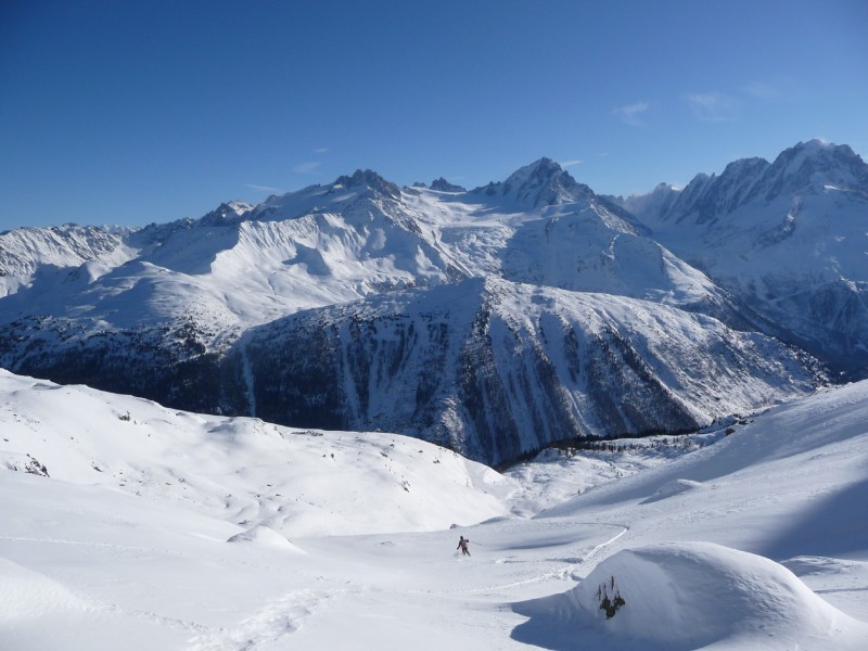 #1 Pointe de la Terrasse : Descente devant la Verte, le Chardonnet qui fument. Pointe de la Terrasse : Descente devant la Verte, le Chardonnet qui fument.