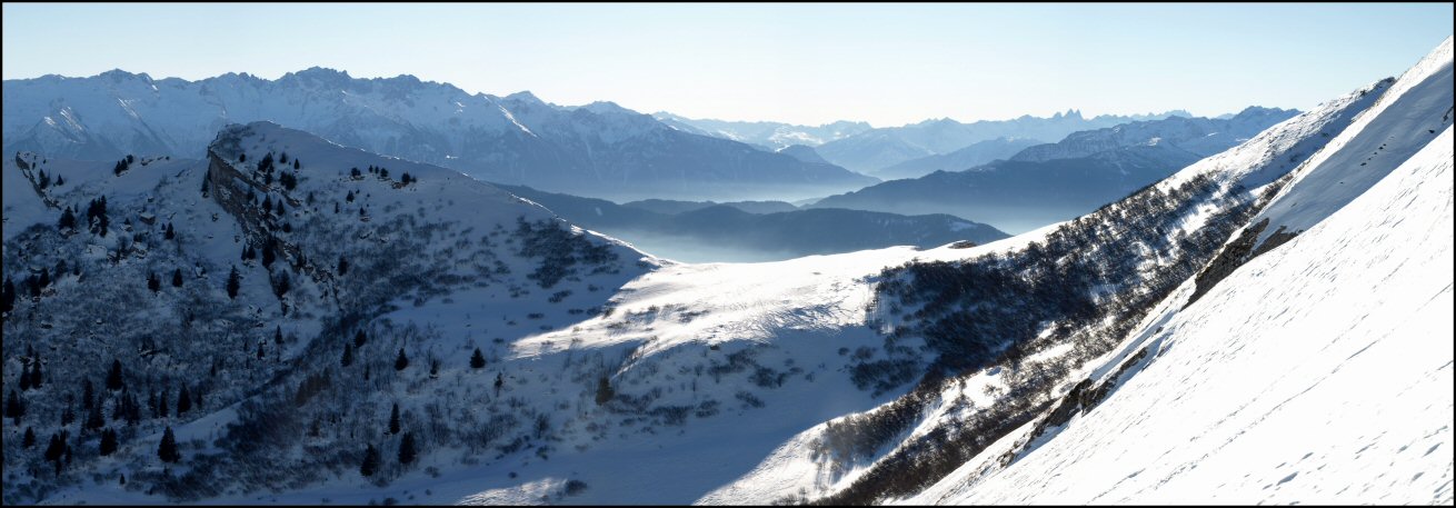 #2 panoramique : vu sur le Col d panoramique : vu sur le Col d'Arclusaz la Lauzière, au fond les aiguilles d'arves, un bout de Belledonne