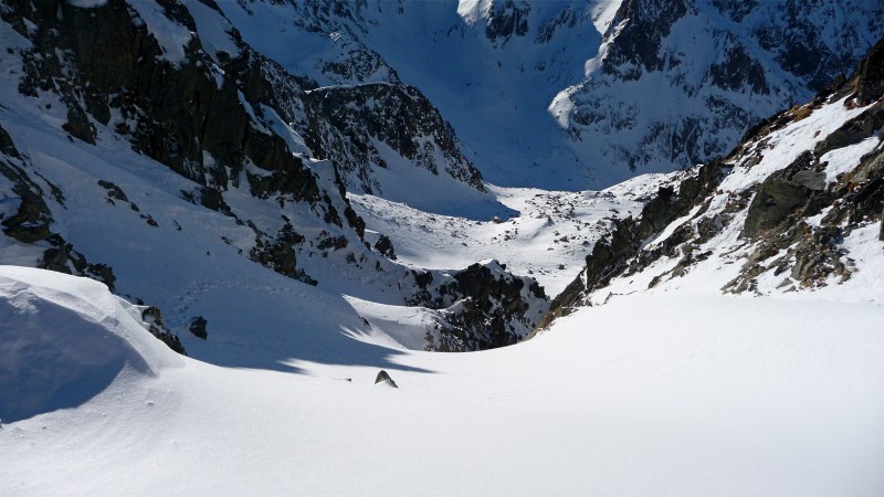 #3 Descente : Montée par l Descente : Montée par l'éperon à gauche et descente à droite. L'étroiture est juste là