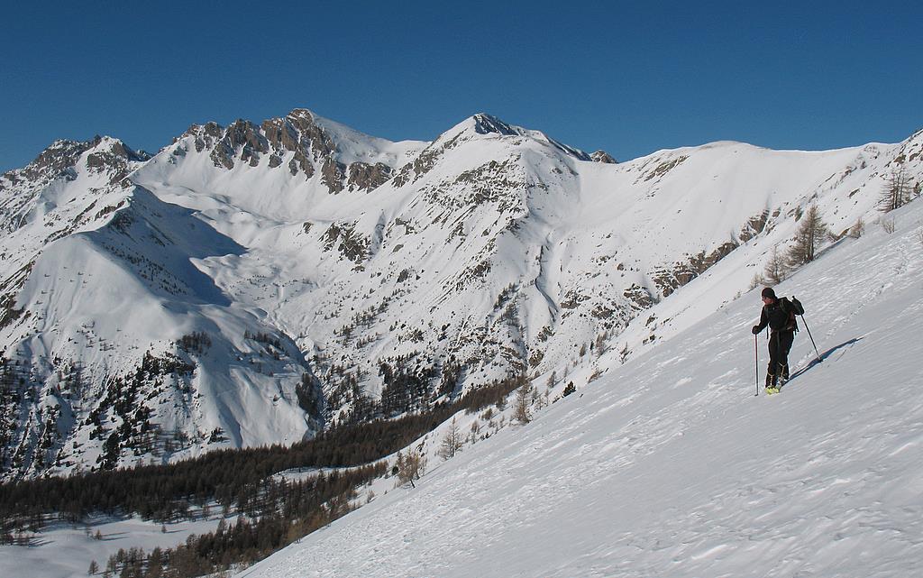 Les montagnes embrunaises : De gauche à droite, la Montagnette, le Silhouraïs, Cote Ronde et le col de l'Ane