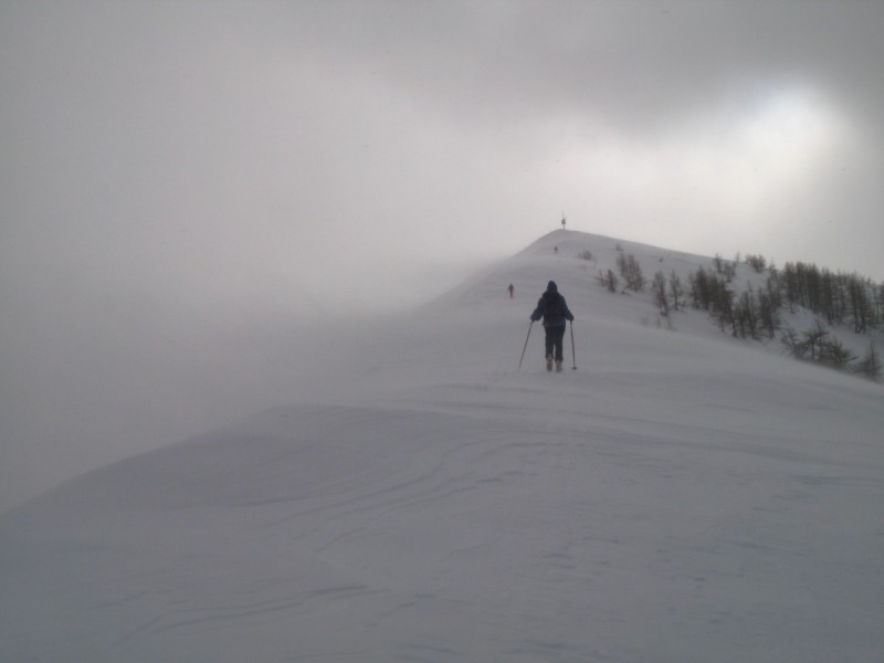 #3 sur l arete sommitale : le brouillard arrive le vent se renforce et le sommet est là sur l arete sommitale : le brouillard arrive le vent se renforce et le sommet est là