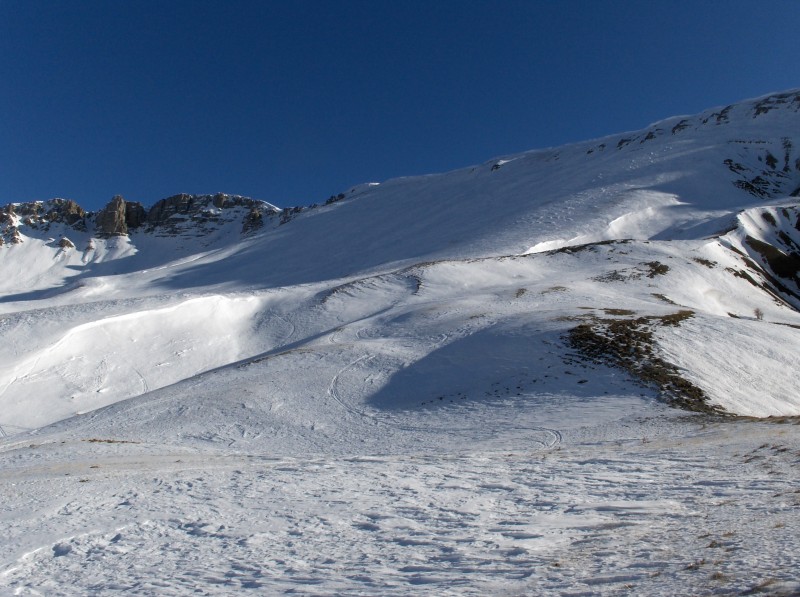 #2 La montée de coste belle : Au pied du plan de Coste belle, visez un peu la corniche formée par le vent en haut. La montée de coste belle : Au pied du plan de Coste belle, visez un peu la corniche formée par le vent en haut.