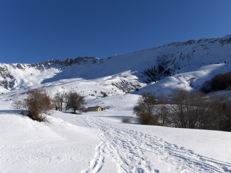 #1 LES MONGES EN FOND : Arrivée à la bergerie avec les Monges au fond. La montée se fait par le grand plan à droite. LES MONGES EN FOND : Arrivée à la bergerie avec les Monges au fond. La montée se fait par le grand plan à droite.