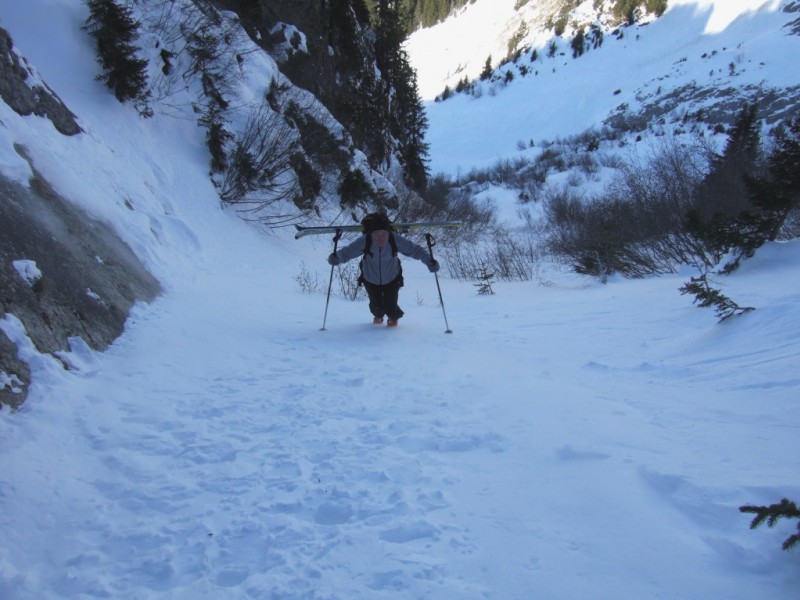 #1 Combe de Foiroux : Neige cartonnée dure en haut du petit couloir à droite de la Rouelle. Il faut monter à pied. Combe de Foiroux : Neige cartonnée dure en haut du petit couloir à droite de la Rouelle. Il faut monter à pied.