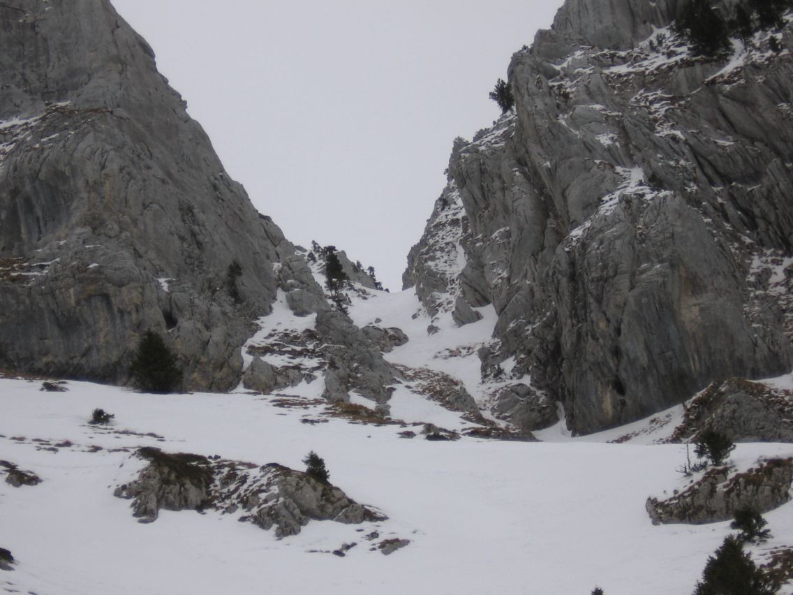 #7 couloir : la premiere partie avec un peu de glace sur l couloir : la premiere partie avec un peu de glace sur l'herbe