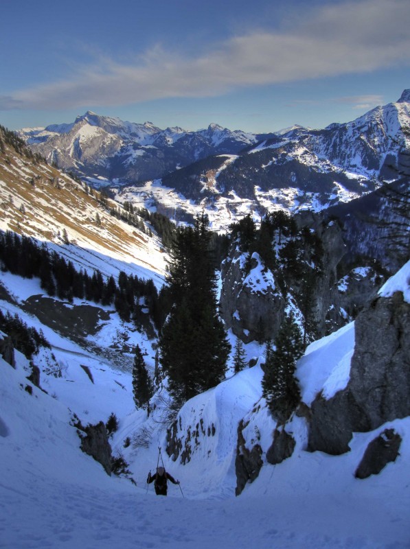 #1 Mont Brion : Dans le bas du couloir avec les Cornettes qui s Mont Brion : Dans le bas du couloir avec les Cornettes qui s'illuminent.