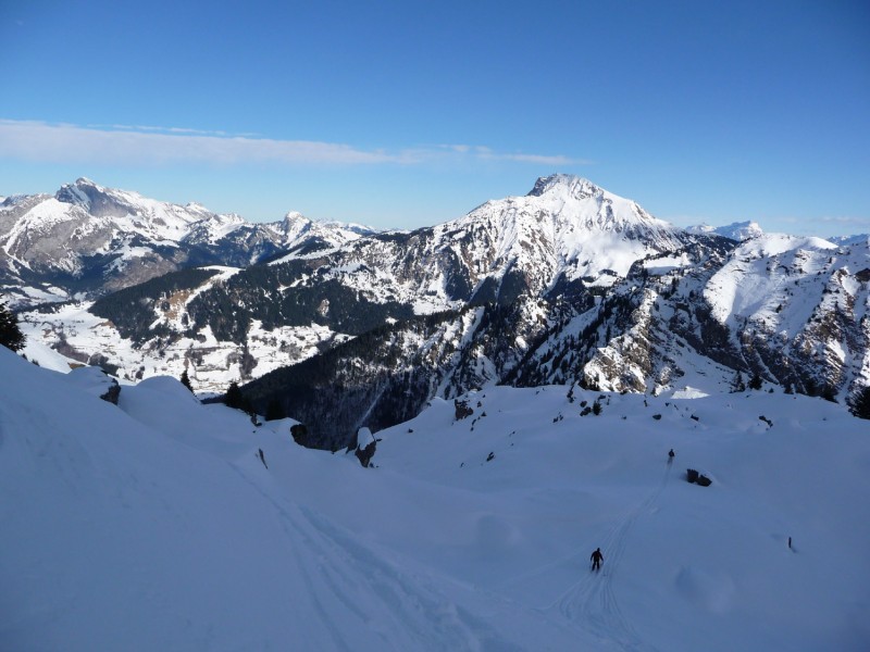 #8 Roc de Tavaneuse : Neige encore bonne dans les vallons Nord face au Mont de Grange Roc de Tavaneuse : Neige encore bonne dans les vallons Nord face au Mont de Grange