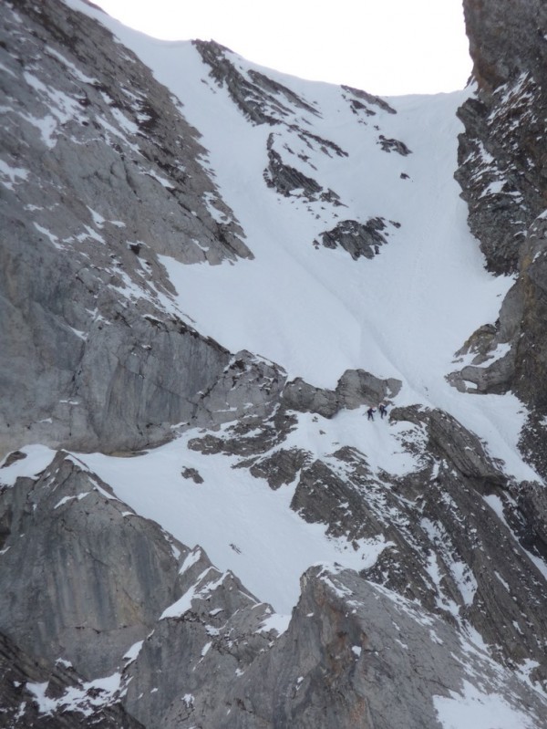 #5 Couloir Combaz : Deux skieurs remontent un Combaz plutôt sec. Couloir Combaz : Deux skieurs remontent un Combaz plutôt sec.