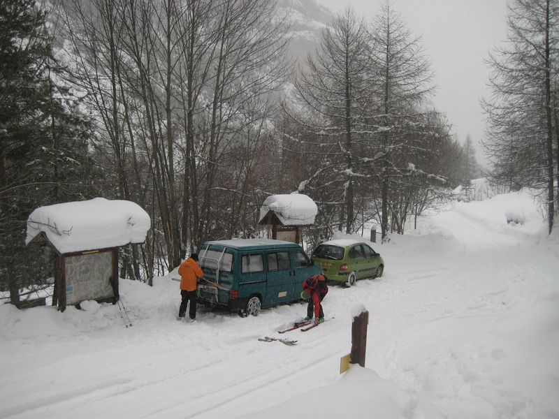 #1 Parking : On voit déjà l Parking : On voit déjà l'épaisseur de neige initiale, il y en aura 10cm de plus au retour...