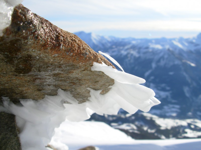 Sculpture de glace : Au sommet, le vent a façonné des oeuvres d'art
