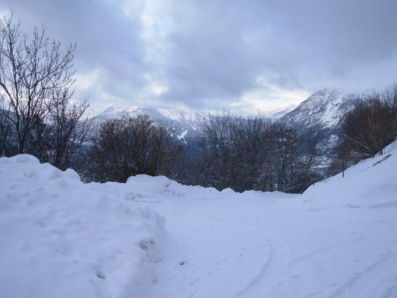 Ciel encore bien chargé le mat : Noter l'état de la route bien blanche