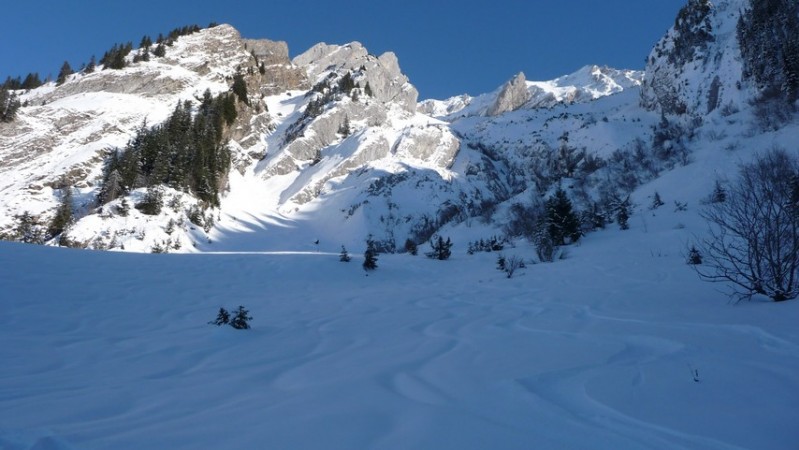 #2 Etale, couloir Chauchefoin : Même le bas est en poudre sans trop chercher... Etale, couloir Chauchefoin : Même le bas est en poudre sans trop chercher...