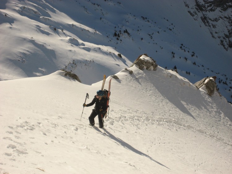 #4 Etale, couloir Chauchefoin : L Etale, couloir Chauchefoin : L'arrivée au sommet du couloir, Gaelle observe la combe de l'Etale.