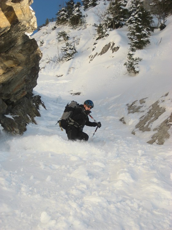 #7 Etale, couloir Chauchefoin : Même dans l Etale, couloir Chauchefoin : Même dans l'étroiture habituellement ravagée, de la poudre jusqu'aux genoux.