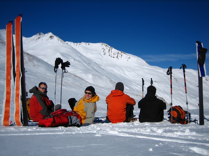 Casse croute : Pause casse-croûte au soleil dans la combe d'Anesse vers 2100m