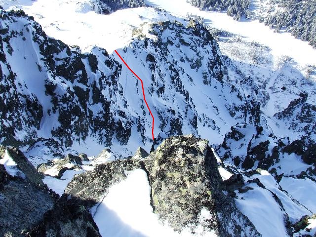 #4 Monts Jovets : L Monts Jovets : L'echarpe de neige rive gauche , qui nous a permis de contourner le passage critique du couloir, à savoir l'entrée .