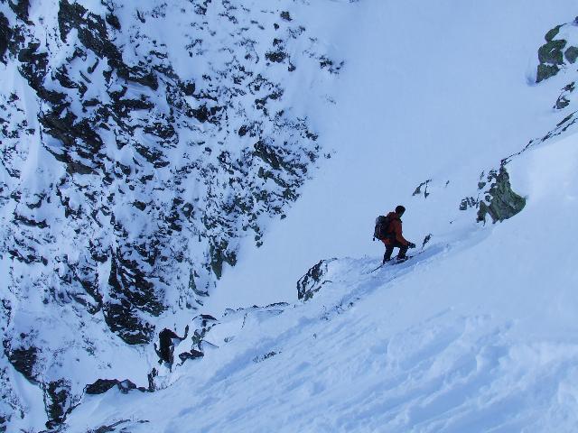 #5 Monts Jovets : On rejoint le couloir, par cette belle echarpe de neige ou les cailloux ne sont vraiment pas loin ...m Monts Jovets : On rejoint le couloir, par cette belle echarpe de neige ou les cailloux ne sont vraiment pas loin ...m'en fou j'ai encore mes vieux skis :-))