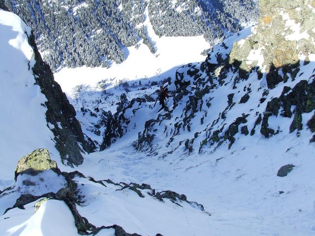 #3 Monts Jovets : Entrée du couloir avec juste une couche de poudreuse recouvrant les rochers, et on a pas encore vu le pire en dessous, sans neige ... Monts Jovets : Entrée du couloir avec juste une couche de poudreuse recouvrant les rochers, et on a pas encore vu le pire en dessous, sans neige ...