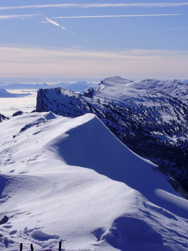 Vue sur la Dent de Crolles : Au sommet des Lances, un paysage lumineux.