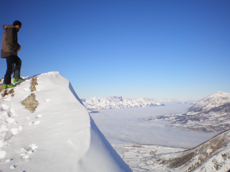 le sommet : cédric au sommet devant la mer de nuages jusqu'au vercors