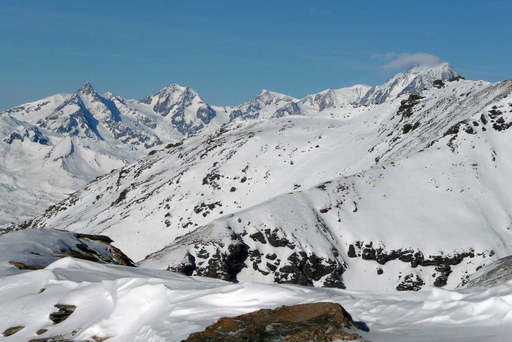 #4 Panorama chaine Mt Blanc : De l Panorama chaine Mt Blanc : De l'Aiguille des Glaciers au Mt Blanc. Au 1er plan, une trace de godille dans les Rochers de Pierre Pointe, ça avait l'air pas mal aussi, peut-être même mieux !!
