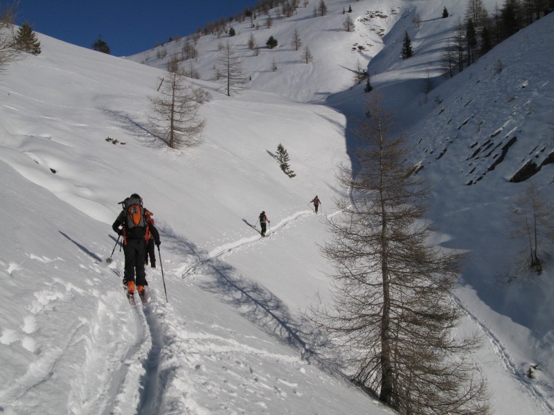 #2 dans le fond du vallon : le cians se cache sous une bonne couche de poudre dans le fond du vallon : le cians se cache sous une bonne couche de poudre