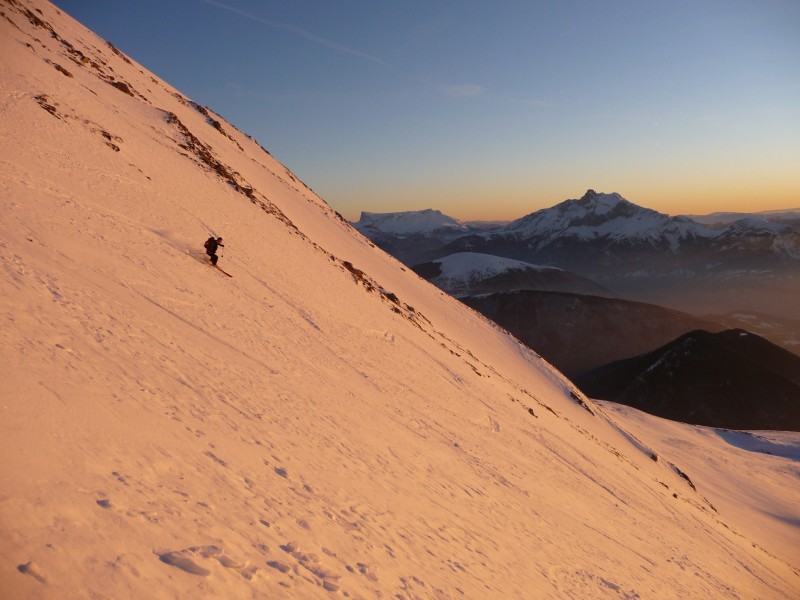 #4 Il y a le feu à la neige : Le soleil qui se couche enflamme la face ouest de la tête de Grisonnière. Il y a le feu à la neige : Le soleil qui se couche enflamme la face ouest de la tête de Grisonnière.