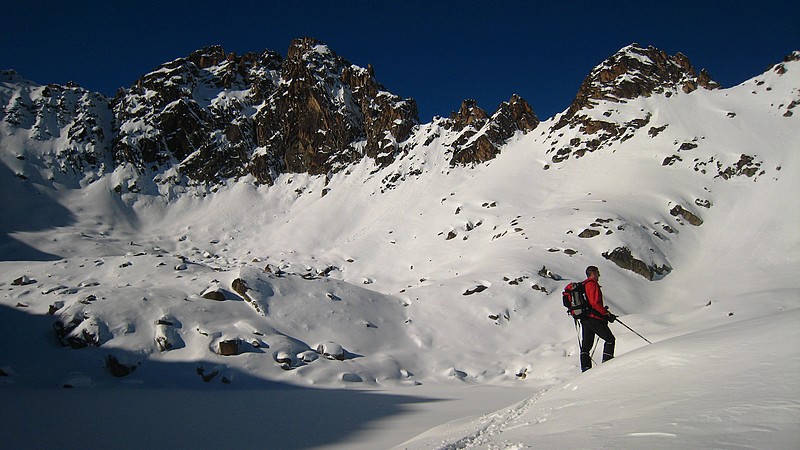 #5 Lac de penes : Sur la droite, une brèche visiblement skiable permettant de basculer sur l Lac de penes : Sur la droite, une brèche visiblement skiable permettant de basculer sur l'autre versant