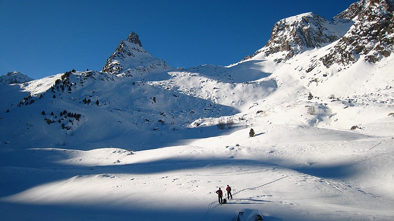 #2 Lahazere : L Lahazere : L'itinéraire classique passe à gauche de l'Aiguille, pour tirer droit sur le Pic. Nous optons pour les pentes de droite, plus sages.