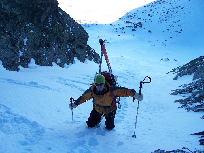 #1 Cyril dans le couloir : Montée dans le couloir sous la croix. Cyril dans le couloir : Montée dans le couloir sous la croix.