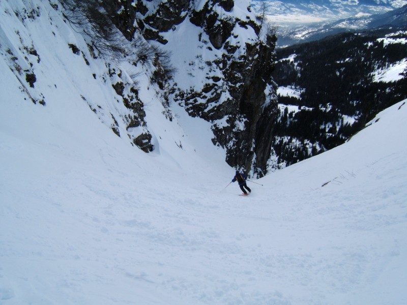 #2 couloir de la chorde : claude a l couloir de la chorde : claude a l'attaque dans le couloir le couteau entre les dents!