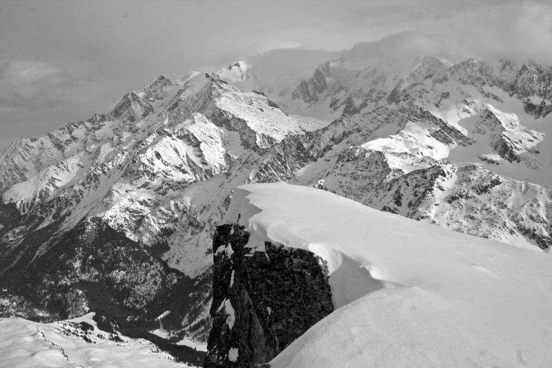 #4 tête de la cicle - sommet : du sommet vue sur le massif du Mont Blanc pris dans les nuages tête de la cicle - sommet : du sommet vue sur le massif du Mont Blanc pris dans les nuages
