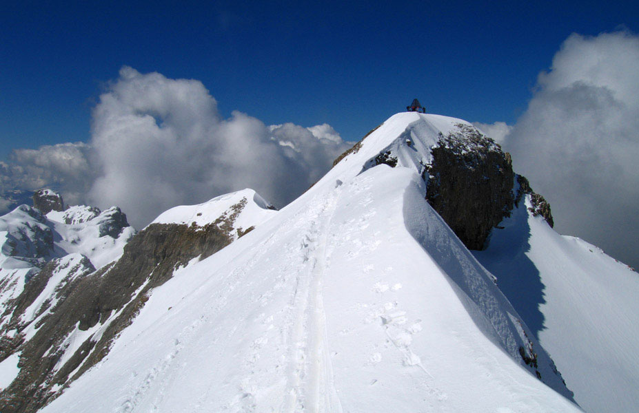 L'arête finale : Le sommet et son gros cairn métallique.
Au fond à gauche l'Aiguille Rouge de Varan (2636m)